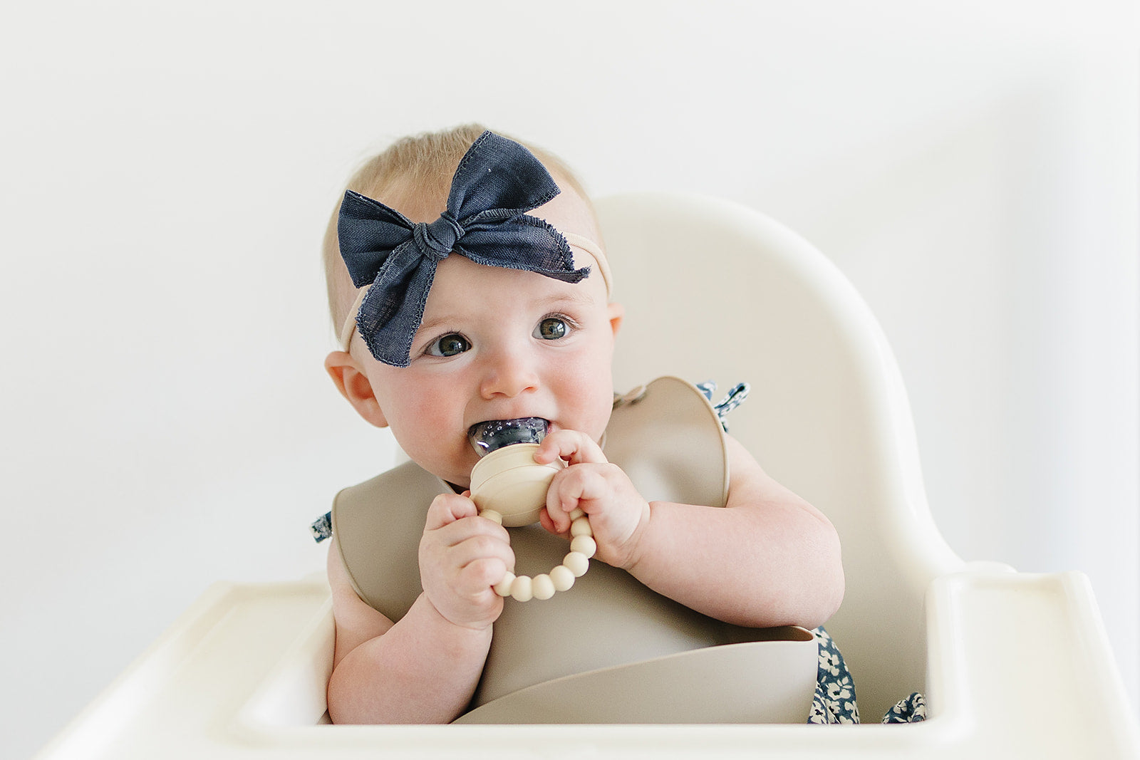baby using pacifier fruit feeder