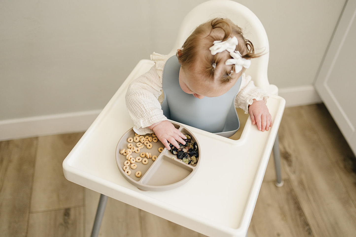 baby using divided silicone suction plate 