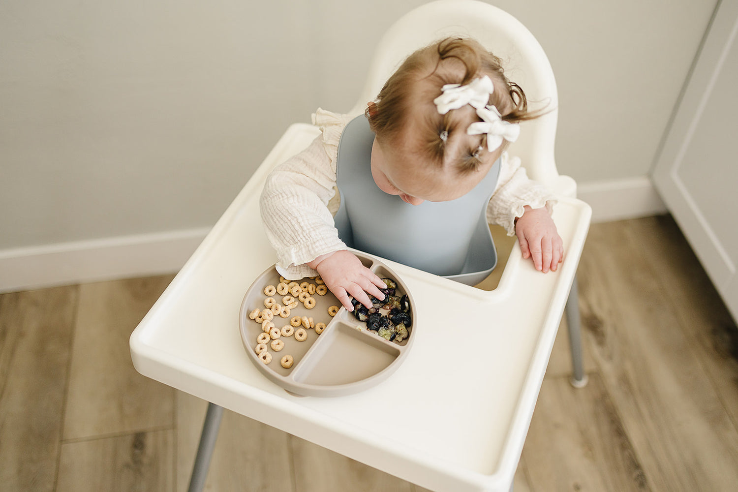 baby using divided silicone suction plate 
