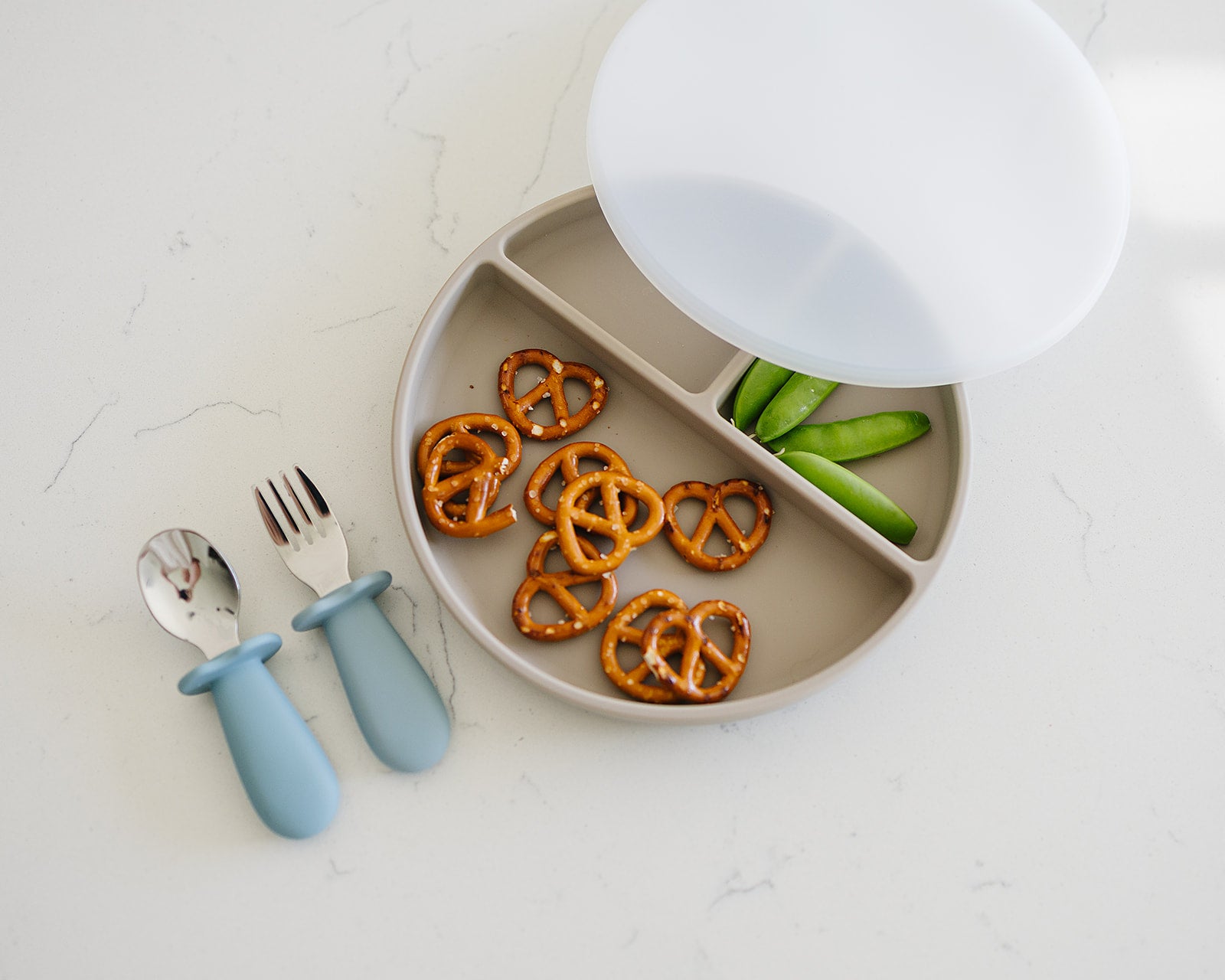 suction base on toddler silicone plate with lid